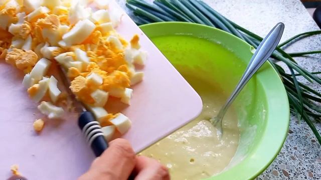 Оладьи как пирожки - с зелёным луком и яйцом.