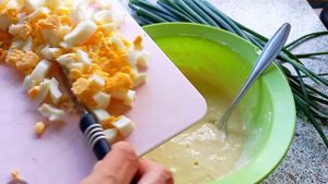 Оладьи как пирожки - с зелёным луком и яйцом.