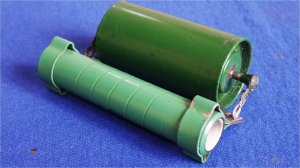 Вот ДЛЯ ЧЕГО ПРИПАИВАЮТ РЕЗИСТОР к КОНДЕНСАТОРУ берегись удара током