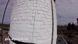 Промышленные альпинисты. Покраска кирпичной дымовой трубы котельной.