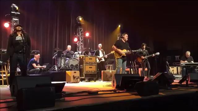 Vince Gill plays Adriana with Duane Allmans 57 Les Paul смотреть онлайн