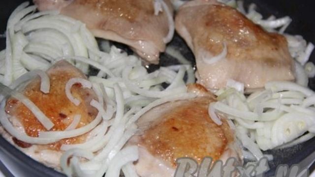 Куриные бёдра, тушёные с картошкой на сковороде