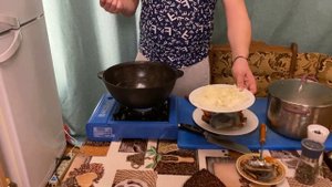 Казан кебаб в казане на плите