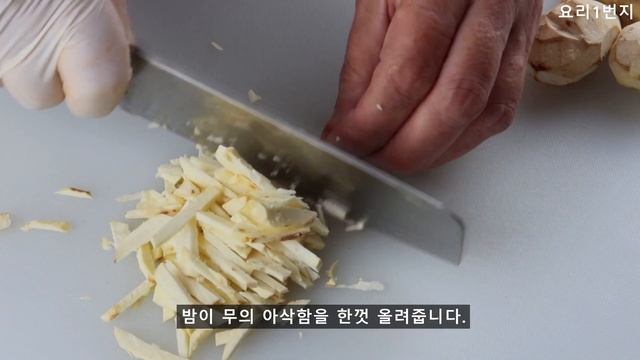 자박자박 시원하고 진한 국물이 끝내주는 무 덤벙 김치 :: 아삭아삭 :: Kimchi смотреть онлайн
