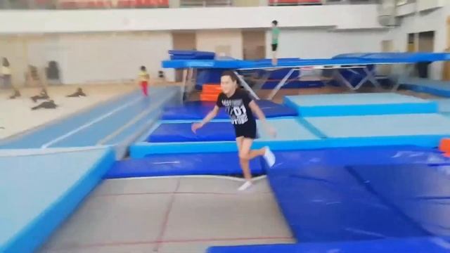 Как научиться сальто вперёд,в зальных условиях. смотреть онлайн