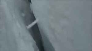 Альпинист упал в трещину ледника