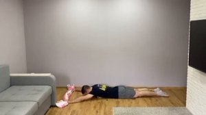 Тяга полотенца за голову лежа