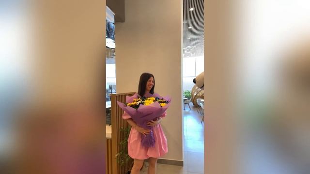 Сюрприз с белым медведем на день рождения директору в кафе