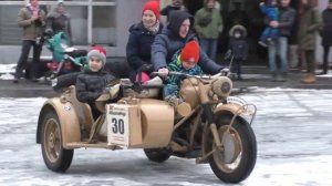 Зимний дрифт немецкого мотоцикла BMW на выставке Моторы войны