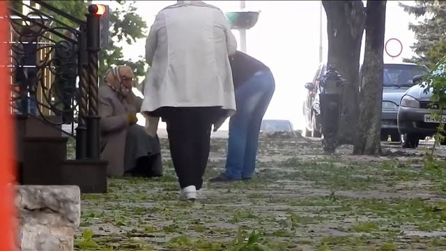 PRANK Сколько денег отдают просящие на улице бабушки и музыканты своим хозяевам смотреть онлайн