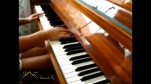 Пианино. Классно играет клубняк на пианино.