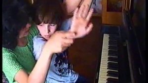 Занятия с аутистом.Authist is playing the piano.