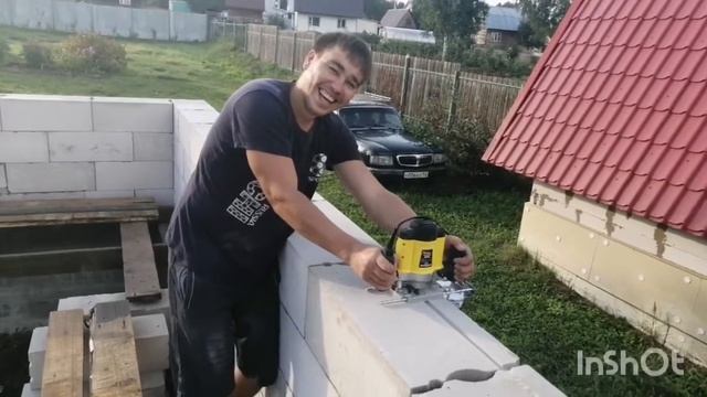 Стройка дома из газобетона. Заштробили под арматуру. Фрезер по дереву творит чудеса. смотреть онлайн