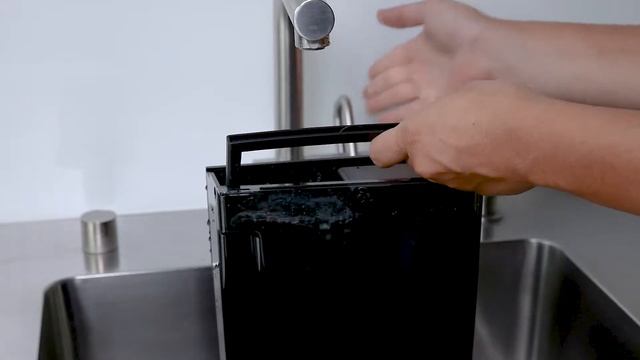 JURA GIGA 6 - Changing the filter смотреть онлайн