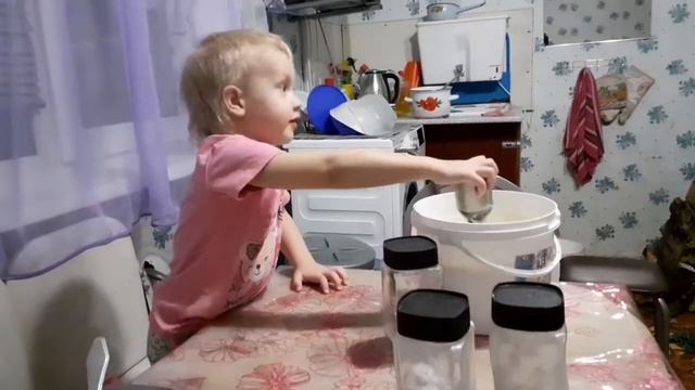 VLOG: ГАЛЯ ПОМАГАЕТ МАМЕ ДЕЛАТЬ БЛИНЫ 24.11.20 смотреть онлайн