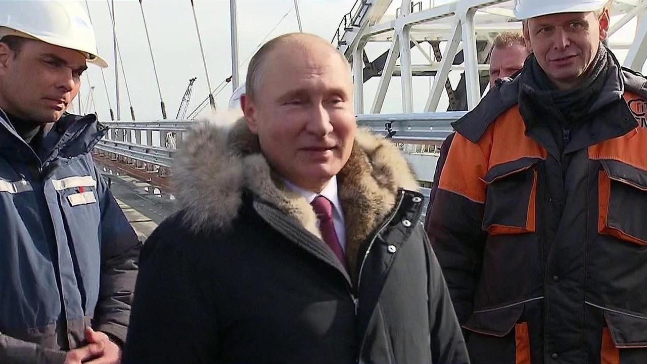 Поездка Владимира Путина в Крым началась с осмотра моста через Керченский пролив и трассы "Таврида"