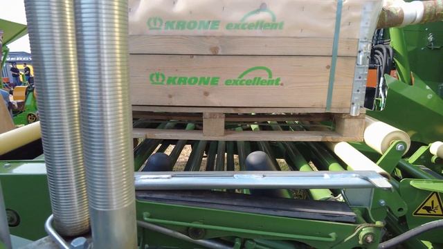 Лучший сенаж в упаковке - Comprima CF 155 XC Plus от KRONE Пресс-подборщик с обмоткой рулонов смотреть онлайн