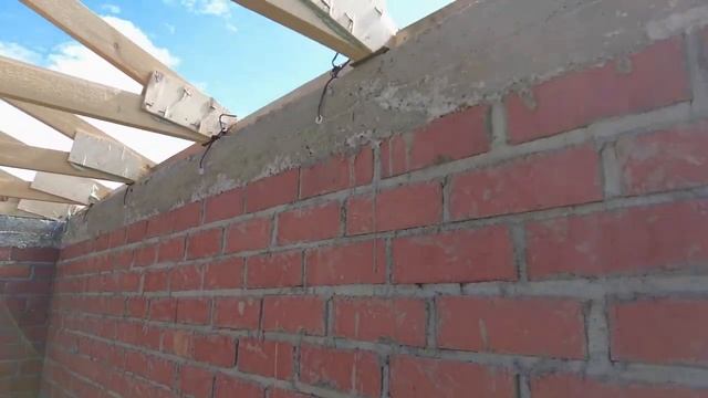 Сборка и установка ферм. Кровельные работы в доме для коз. смотреть онлайн