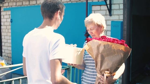 Подарок маме на День рождение. Подарил Ford Focus 3. 2018 год смотреть онлайн