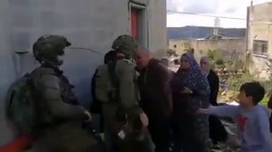 Les soldats de l'occupation israélienne agressent les femmes qui tentent de libérer un enfant