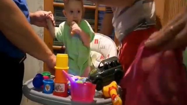 Первая стрижка Алисы!!мама папа стилисты))) смотреть онлайн