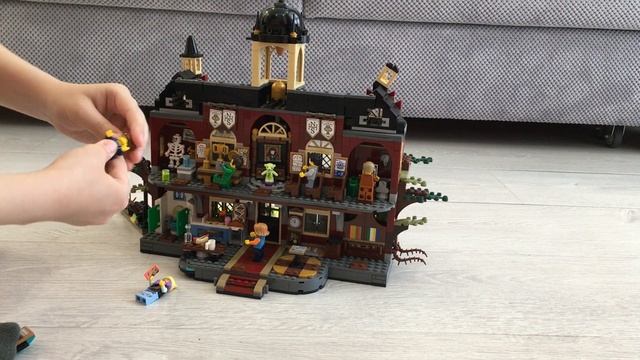 Обзор крутого конструктора LEGO Hidden Side Школа с привидениями Ньюбери
