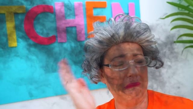 Ruby and Bonnie One Color of Food Challenge for a day смотреть онлайн