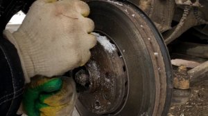 КАК ПО ПРАВИЛЬНОМУ ВЫКРУТИТЬ ОБЛОМАННЫЙ БОЛТ С КОЛЕСА