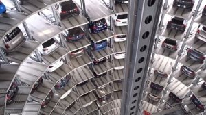 Вольфсбург — робот складирует автомобили в башне, самый крупный завод фольксваген в мире