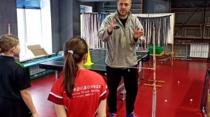 постановка/коррекция игры справа в настольном теннисе, упражнение на реакцию с Е-тренажером