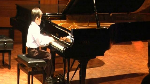 Mazurka in A minor Op 67 No 4 by Chopin, and Labunski's Four Variations on a Theme by Paganini смотреть онлайн