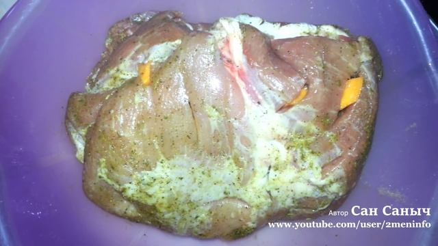Запекаю сочный и большой кусок свинины с чесноком и морковкой