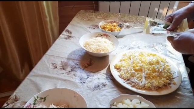 ЕШЬ АНАНАСЫ, КУРИЦУ ЖУЙ.....НЕЖНЕЙШИЙ САЛАТ С АНАНАСАМИ. смотреть онлайн