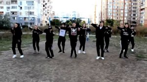 Крутой танец для группы людей