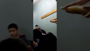 мальчики в раздевалке рассказывают истории о прошлых партнёрах