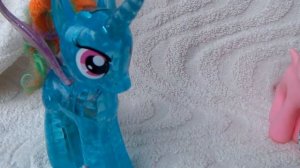Мама купи мне пони. Май литл пони делают себе маски и идут в магазин игрушек.