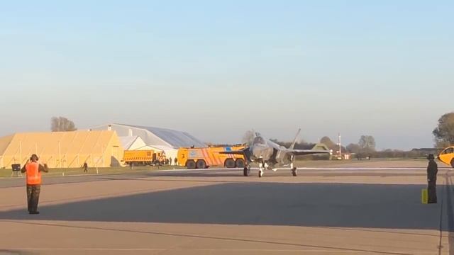 Arrival first Dutch F-35 (foam incident) смотреть онлайн