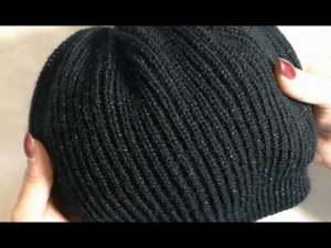 Вяжем двустороннюю шапочку английской резинкой. Машинное вязание