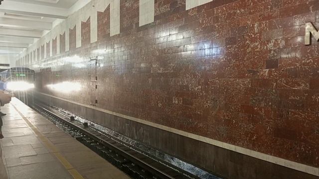 Номерной прибывает на станцию.Метро Нижний Новгород смотреть онлайн