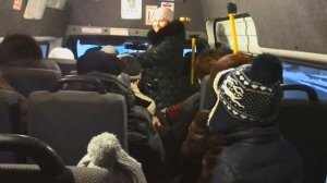 Дед играет на гармони в маршрутке