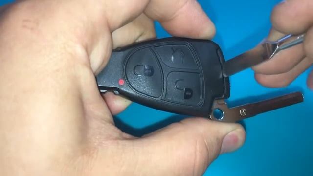Замена батарейки в ключе Мерседес / Replacing battery in Mercedes key смотреть онлайн