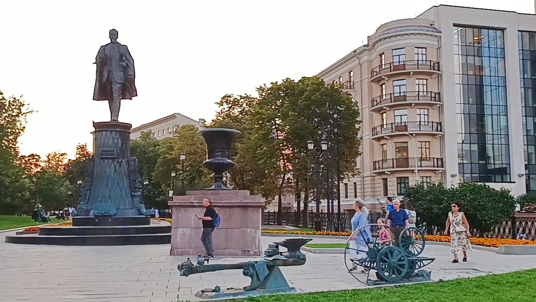 Памятник Крупской на Сретенском бульваре. Сретенский бульвар памятник Шухову скульптор. Памятник инженеру в Самаре. Москва Сретенский бульвар 2 Defaqto.