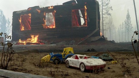 В Якутии тушат лесные пожары, которые угрожают населенным пунктам