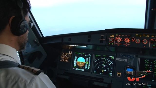 Piloting Airbus A320 from Madinah to Sharjah | Cockpit Views смотреть онлайн