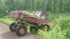 Т 16 с дровами переезжает небольшую ямку