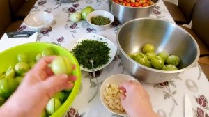 Очередная  вкуснятина! Маринованные  зелёные помидоры с чесноком на зиму!