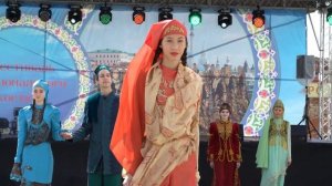 Показ национальных костюмов в Казанском Кремле