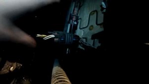 Как отсоединить разъем седенья БМВ е39?Бмвэшники намудрили)))