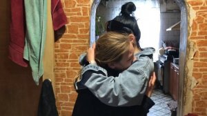 Мама девочки вернулась домой.