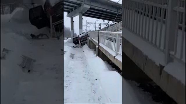 Девушка на машине слетела с моста на поезд. смотреть онлайн